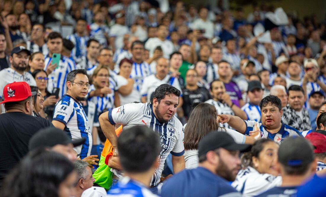 Monterrey vs Columbus Crew. Enfrentamientos en las gradas tras semifinal de Concachampions. VIDEO(Photo by Julio Cesar AGUILAR / AFP)
