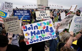 Miles de personas protestan contra los recortes de Trump y Musk en ciudades de todo EU