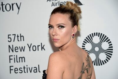 Scarlett Johansson destila belleza con vestido strapless en Nueva York