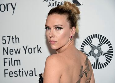 Scarlett Johansson destila belleza con vestido strapless en Nueva York