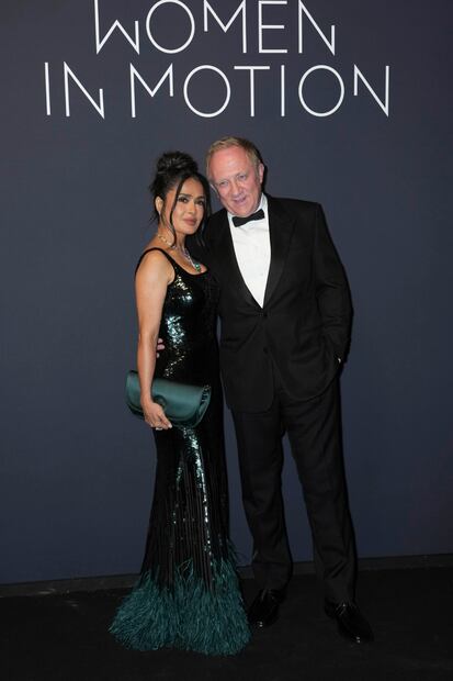 Salma Hayek presume silueta de sirena con elegante vestido ‘busty neckline’ en Cannes. FOTO: AP
