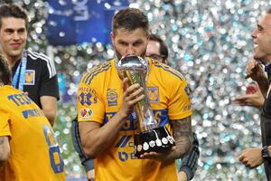 Tras ser campeón, Gignac desentierra un rosario de la cancha del estadio Akron