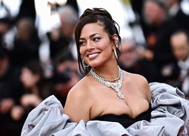 Ashley Graham muestra sus curvas con minivestido completamente transparente