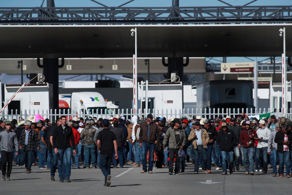 Bloqueos carreteros se endurecen: transportistas advierten protesta indefinida mientras reportan cierres en la frontera norte. Foto: EFE/ Luis Torres