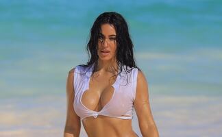 Kim Kardashian y el micro bikini azul con el que lució su figura en la playa 