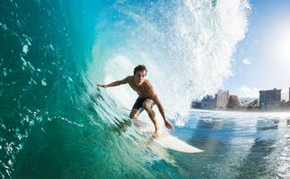 Muere surfista tras ser atacado por un tiburón frente a su novia; dron capta el momento: “Es desgarrador”