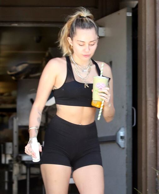 Miley Cyrus presume abdomen de infarto en atuendo “sporty”