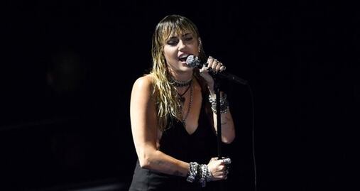 Miley Cyrus arrasa con minivestido y show desgarrador en los MTV VMAs
