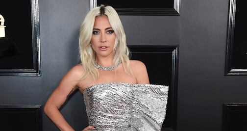Lady Gaga delinea su silueta con vestido de transparencias 