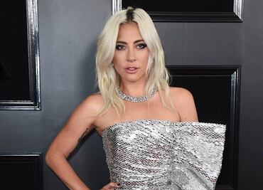 Lady Gaga delinea su silueta con vestido de transparencias