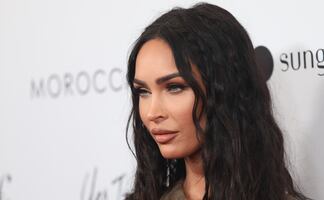 Megan Fox presume diminuta cintura con minivestido de corsé en Los Ángeles
