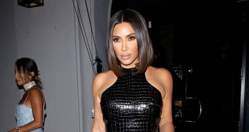 Kim Kardashian delinea su silueta con leggings de cuero en West Hollywood