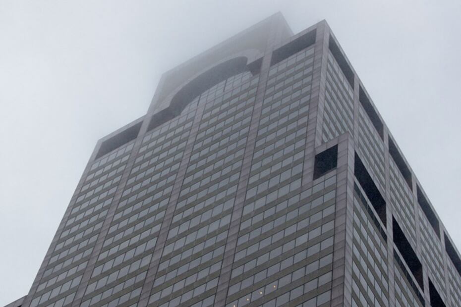 Helicóptero se estrella contra edificio en Nueva York: bomberos