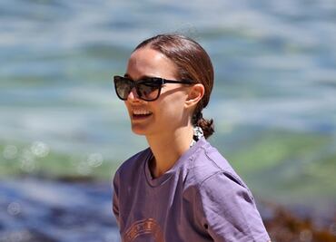 Natalie Portman luce figura tonificada con shorts en la playa