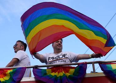 ¿Qué significan todos los colores de la bandera LGBTQ+?