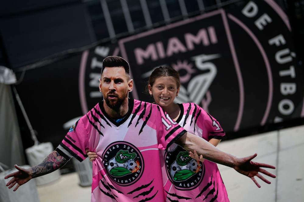 Lionel Messi llegó este martes a Miami para iniciar su aventura en la MLS con la camiseta del Inter Miam ( AP Photo/Rebecca Blackwell)