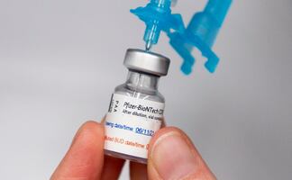 Vacunas de Pfizer y Moderna protegen hasta tres años contra Covid grave 