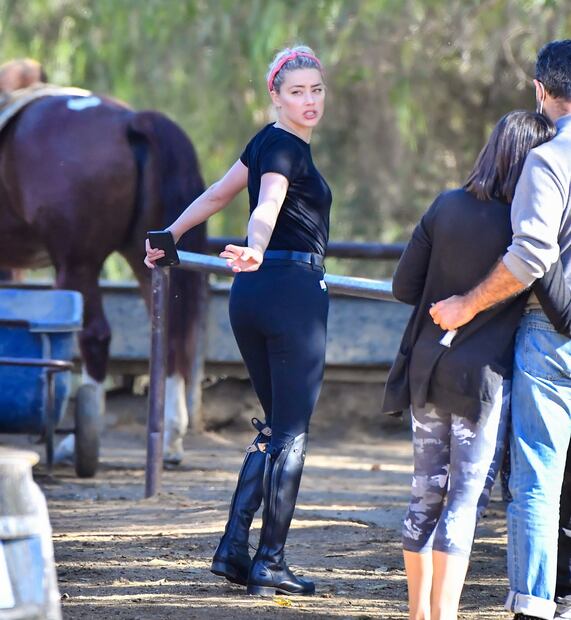 Amber Heard delinea su silueta para paseo a caballo en California