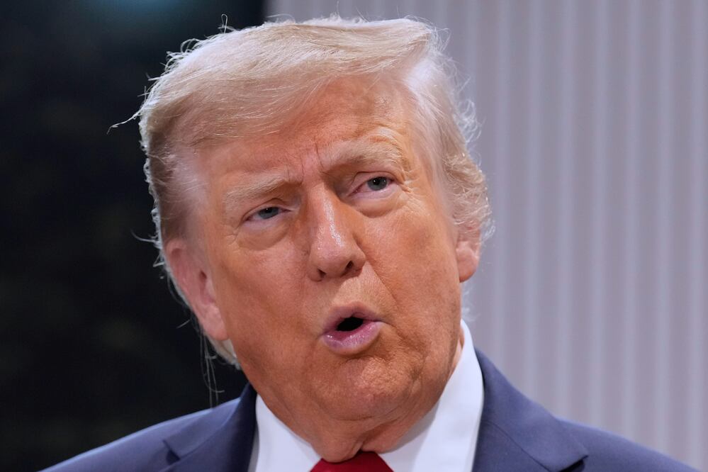 Trump: cualquier represalia iraní será respondida con más fuerza que el ataque de hoy. (AP Photo/Mark Schiefelbein, File)