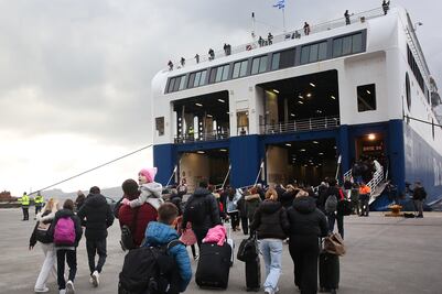Éxodo en Santorini: Más de 7,000 personas huyen tras intensa actividad sísmica. FOTOS