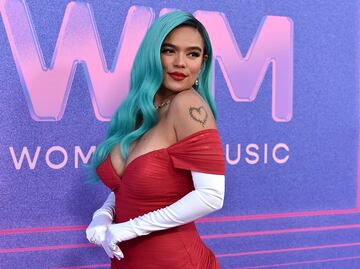 Karol G se luce con vestido de raja al estilo 'Jessica Rabbit' en los Billboard