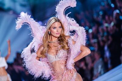 Modelo de Victoria’s Secret se quita el bra y posa en glamurosa sesión fotográfica