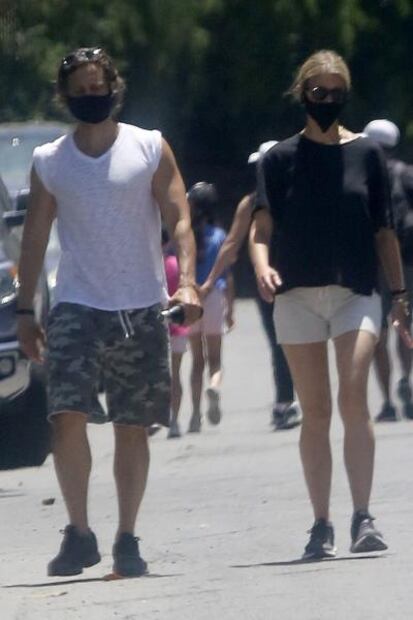 Gwyneth Paltrow luce figura tonificada con shorts blancos en LA