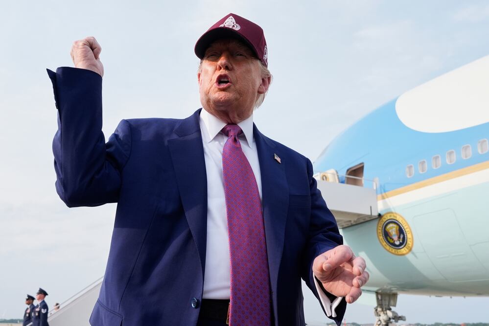 Trump amenaza con “gran fuerza” a posibles protestas durante desfile militar (AP Photo/Alex Brandon)