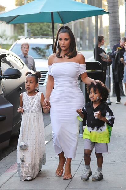 Kim Kardashian luce figura ‘curvy’ con vestido strapless en Los Ángeles