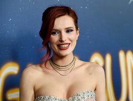 Bella Thorne se luce con top transparente y pantalón de cuero