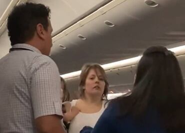 Hospitalizan a azafata tras altercado con pasajera en vuelo a Chicago