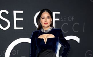 El escotado traje de baño con el que Salma Hayek deslumbró 