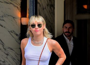 El vestido de paneles descubiertos con el que Miley Cyrus impactó