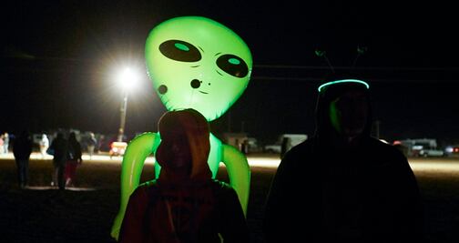 Incursión en Área 51 se transforma en celebración fuera de base secreta