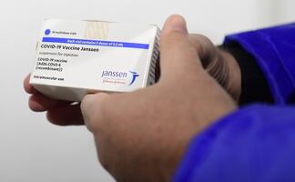 Piden en EU parar vacuna de Johnson & Johnson tras casos de coágulos