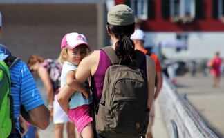 La visa que necesitas para trabajar como niñera en Estados Unidos