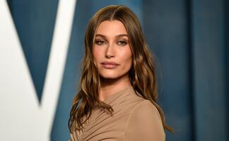 Hailey Bieber luce etérea con microbikini en medio de las controversias de Justin Bieber  