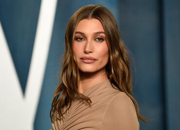 Hailey Bieber luce etérea con microbikini en medio de las controversias de Justin Bieber