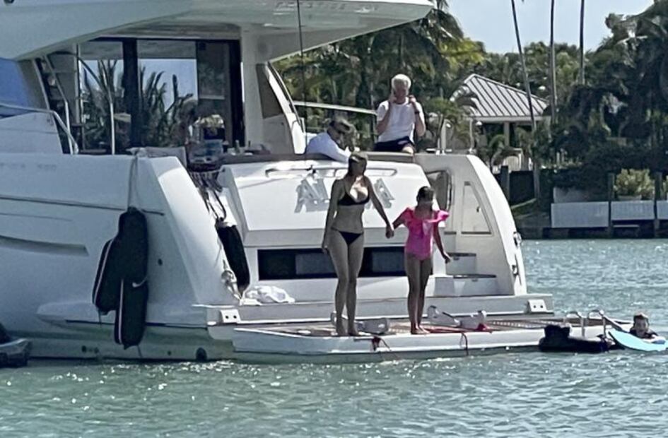 Ivanka Trump se luce con bikini negro en lujoso yate de Miami
