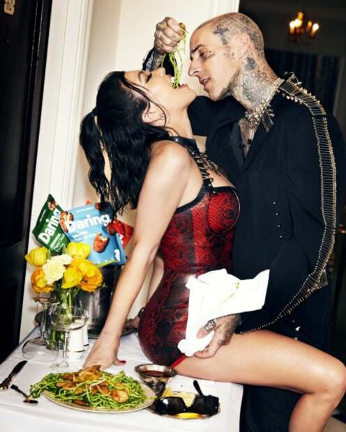 Kourtney Kardashian arrasa con minivestido rojo en sesión con Travis Barker
