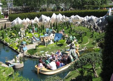 Desalojan atracción en Disneyland por inundación en bote