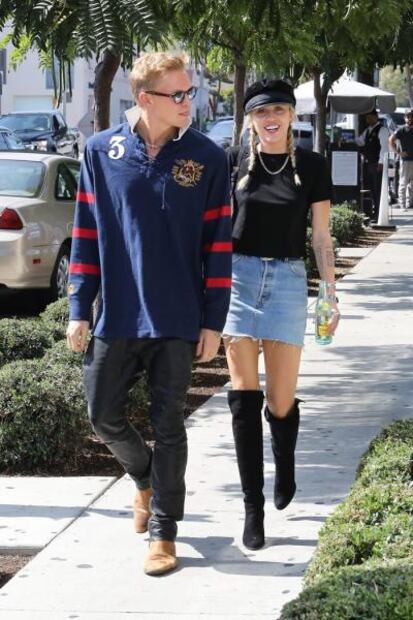 Miley Cyrus pasea en atuendo braless con su novio Cody Simpson