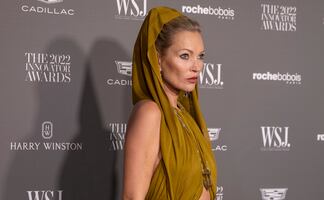 Kate Moss deja poco a la imaginación con vestido traslúcido en NY