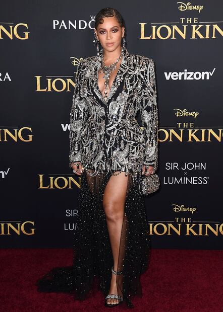 Beyoncé deslumbra con vestido tipo esmoquin en estreno de 'El Rey León'