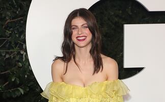Alexandra Daddario destila glamour con minivestido semitransparente 