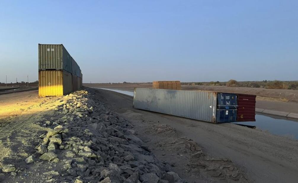 Migrantes desafían al gobernador de Arizona y rodean sus contenedores en la frontera