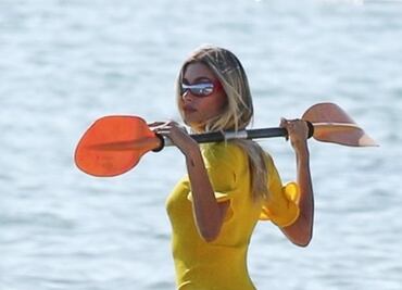 El bikini blanco con el que Hailey Bieber conquistó en lago de Idaho