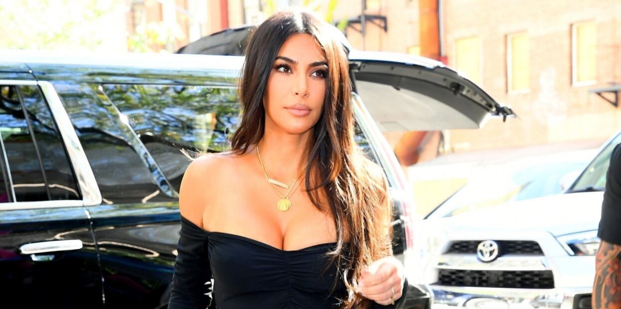 Kim Kardashian luce curvas de impacto con minivestido negro