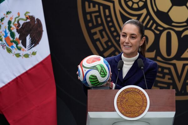 Sheinbaum sorprende: no irá al partido inaugural del Mundial 2026 y donará su boleto: "Se lo voy a regalar a una niña"
