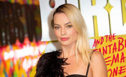 Margot Robbie destila belleza con vestido de plumas en Londres